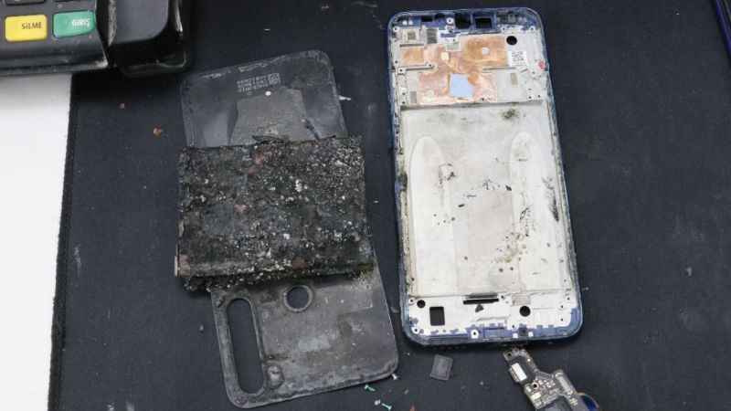 Cep telefonu bomba gibi patladı Cep telefonu bomba gibi patladı