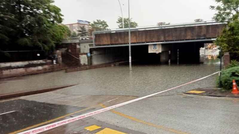 Başkentte altgeçitler su doldu Başkentte altgeçitler su doldu