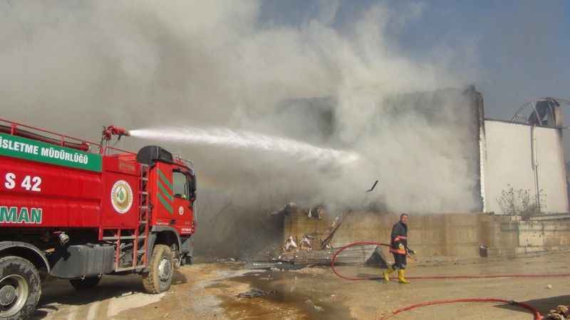 30 kişinin çalıştığı fabrika küle döndü