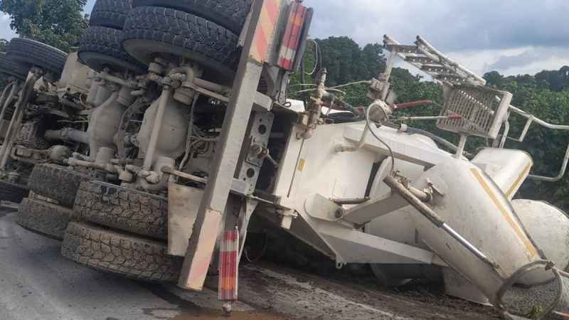 Beton mikseri kontrolden çıkıp devrildi Beton mikseri kontrolden çıkıp devrildi