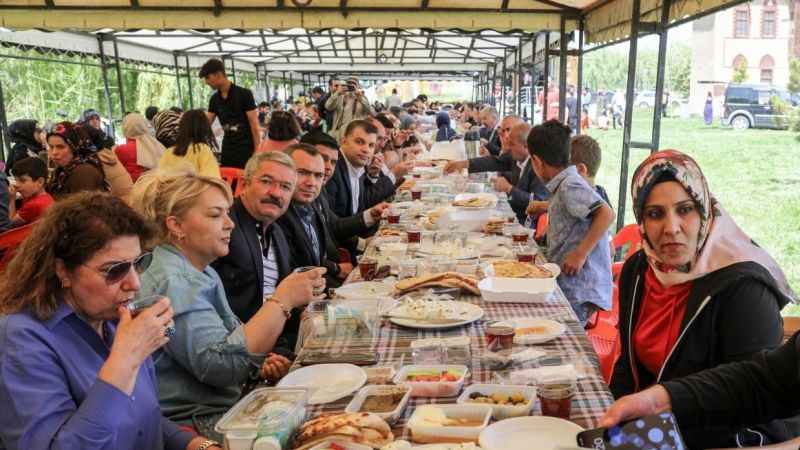 Vanlılar Dünya Kahvaltı Günü’nde bir araya geldi Vanlılar Dünya Kahvaltı Günü’nde bir araya geldi