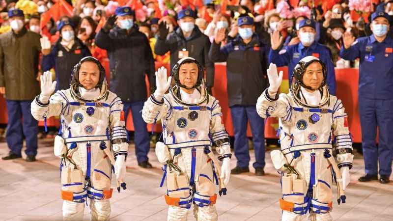 Çinli astronotlar 6 ay sonra dünyaya döndü