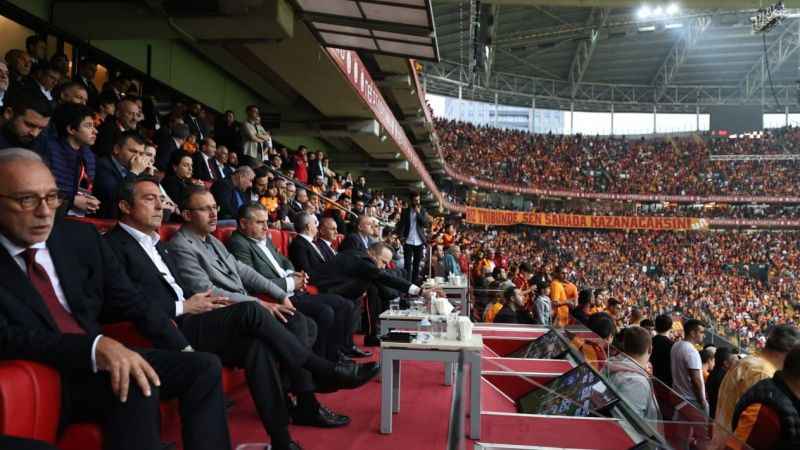Gençlik ve Spor Bakanı derbi maçında Gençlik ve Spor Bakanı derbi maçında