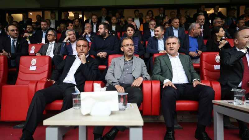 Gençlik ve Spor Bakanı derbi maçında Gençlik ve Spor Bakanı derbi maçında