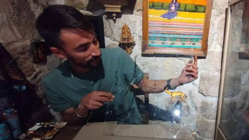 Resimlerinde tuval yerine cam kullanıyor Resimlerinde tuval yerine cam kullanıyor