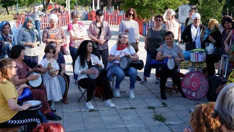 Kadınlardan darbuka ritim grubu Kadınlardan darbuka ritim grubu