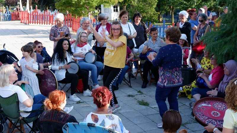 Kadınlardan darbuka ritim grubu Kadınlardan darbuka ritim grubu