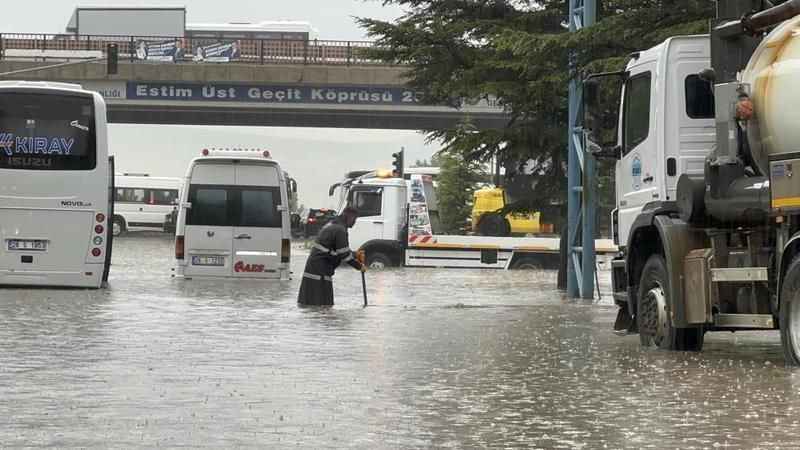 Eskişehir'de sağanak hayatı felç etti Eskişehir'de sağanak hayatı felç etti