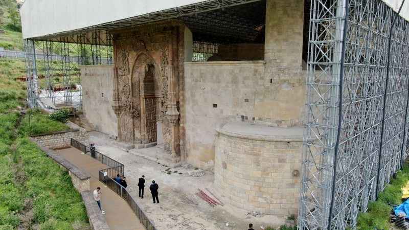 Divriği Ulu Cami'de yenileme çalışmaları sürüyor Divriği Ulu Cami'de yenileme çalışmaları sürüyor