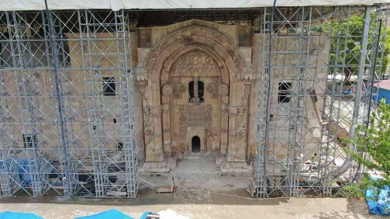 Divriği Ulu Cami'de yenileme çalışmaları sürüyor Divriği Ulu Cami'de yenileme çalışmaları sürüyor
