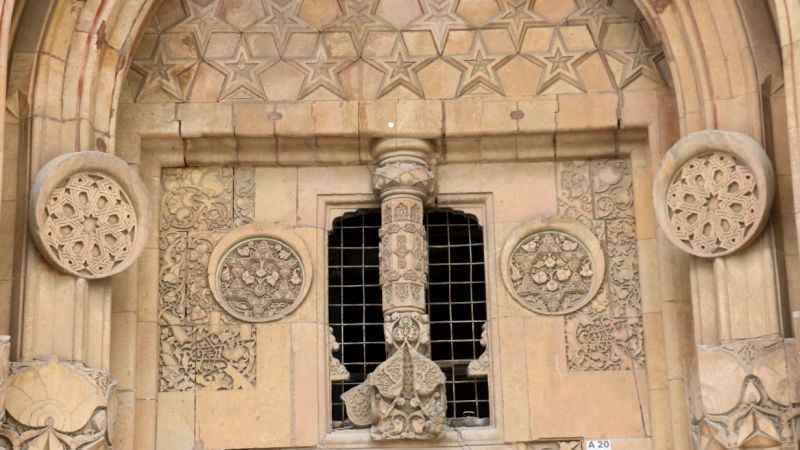 Divriği Ulu Cami'de yenileme çalışmaları sürüyor Divriği Ulu Cami'de yenileme çalışmaları sürüyor