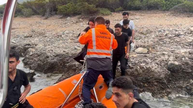 Bodrum'da 9 düzensiz göçmen kurtarıldı Bodrum'da 9 düzensiz göçmen kurtarıldı