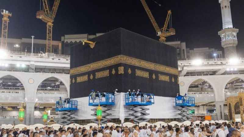 Kabe örtüsü 3 metre yukarı kaldırıldı Kabe örtüsü 3 metre yukarı kaldırıldı