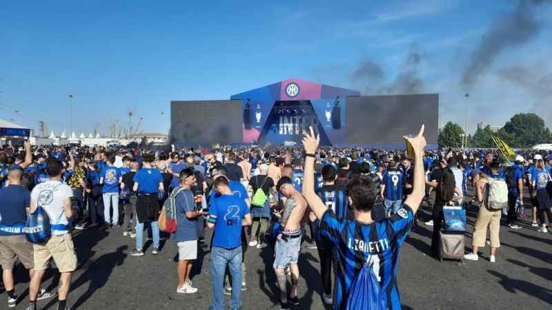 Inter taraftarından Hakan Çalhanoğlu’na sevgi gösterisi Inter taraftarından Hakan Çalhanoğlu’na sevgi gösterisi
