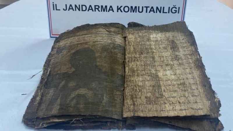 İstanbul'da 1100 yıllık İncil ele geçirildi İstanbul'da 1100 yıllık İncil ele geçirildi