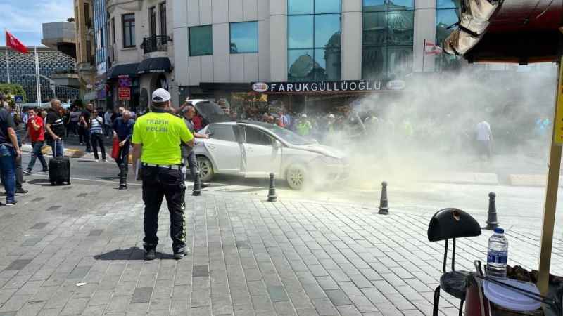 Taksim Meydanı'nda seyir halindeki araç bir anda alev aldı