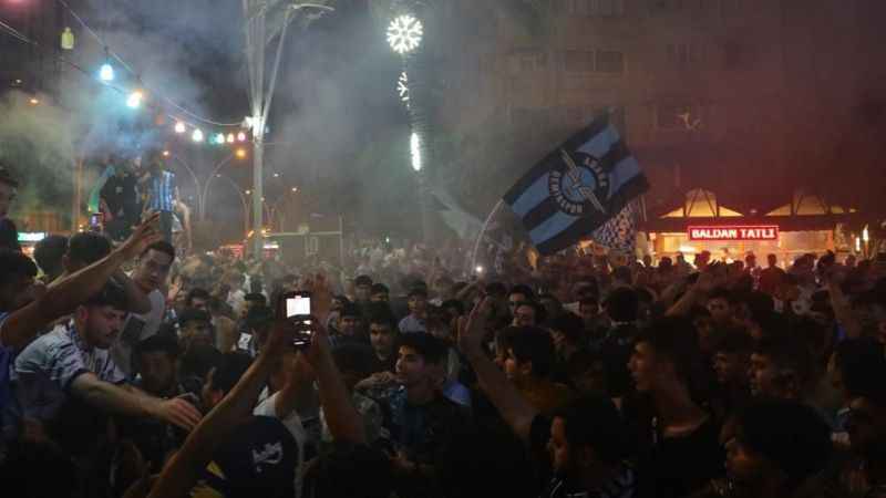 Adana Demirspor’un, Avrupa’ya gitmesi kentte coşkulu şekilde kutlandı Adana Demirspor’un, Avrupa’ya gitmesi kentte coşkulu şekilde kutlandı