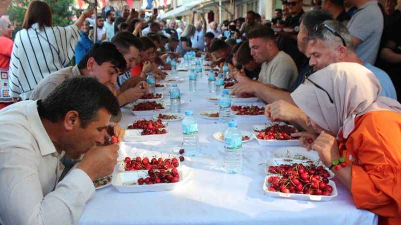 Kiraz yeme yarışmasında renkli görüntüler