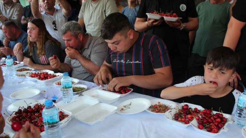 Kiraz yeme yarışmasında renkli görüntüler