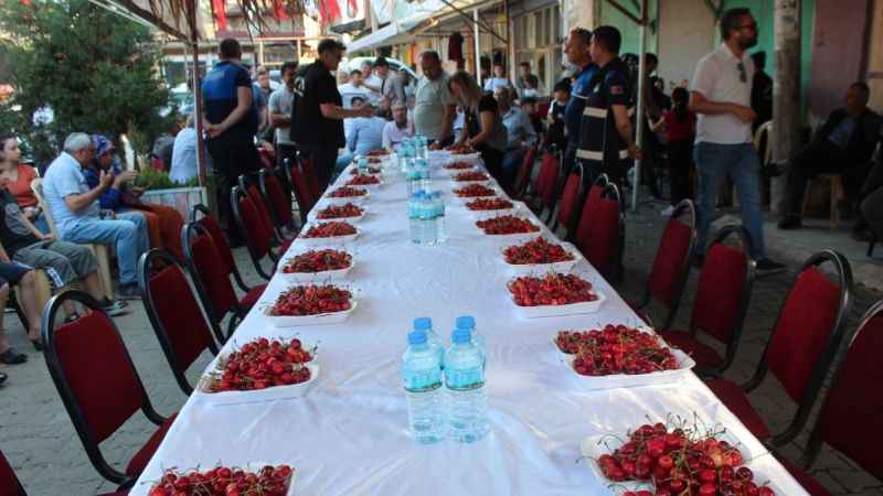 Kiraz yeme yarışmasında renkli görüntüler