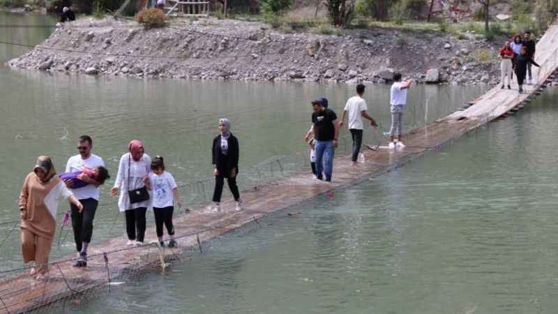 Bu tahta köprüden geçmek yürek ister Bu tahta köprüden geçmek yürek ister