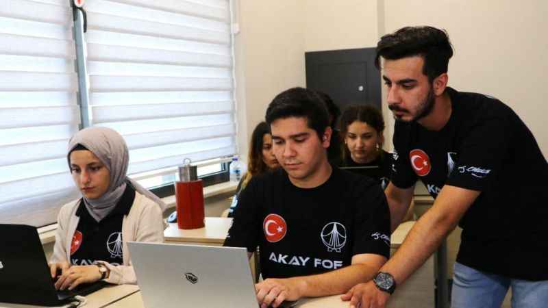 Öğrenciler 3 bin metreye çıkabilen roket tasarladı