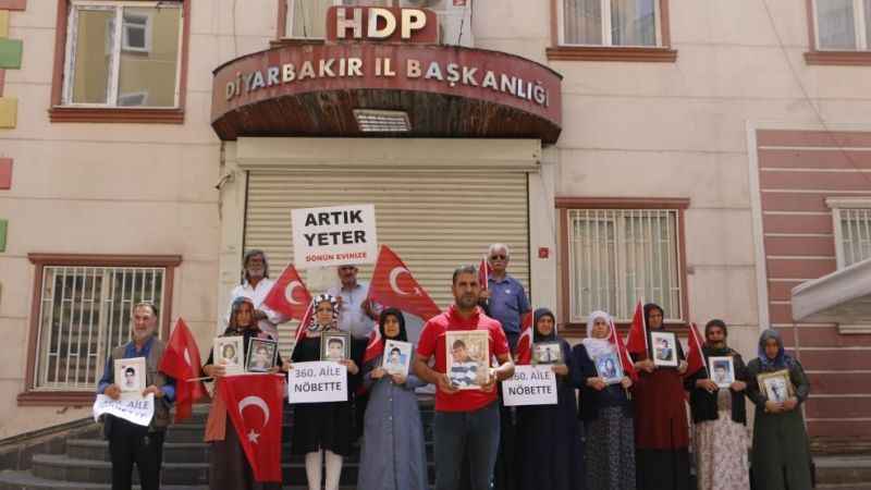 HDP önündeki evlat direnişindeki aile sayısı 360 oldu HDP önündeki evlat direnişindeki aile sayısı 360 oldu