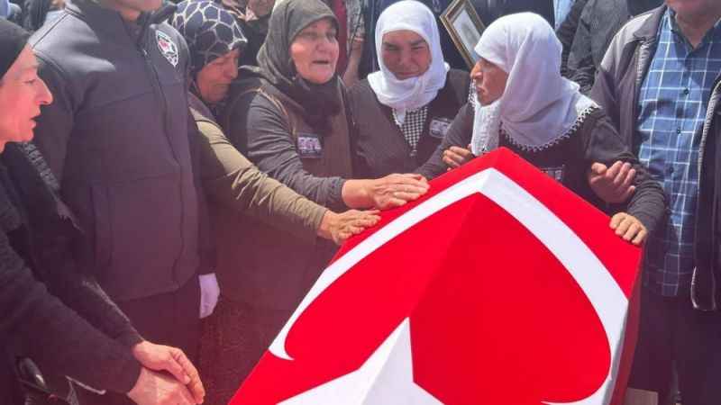 MKE patlamasında hayatını kaybeden 3 şehit son yolculuğuna uğurlandı MKE patlamasında hayatını kaybeden 3 şehit son yolculuğuna uğurlandı