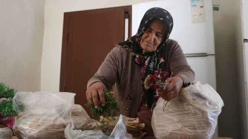Depremde vefat eden sosyal medya fenomeni Taha Duymaz’ın annesi: “Taha’nın mutfağı öksüz kaldı” Depremde vefat eden sosyal medya fenomeni Taha Duymaz’ın annesi: “Taha’nın mutfağı öksüz kaldı”
