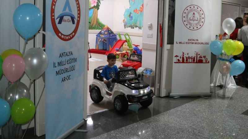 Çocuklar ameliyata akülü arabayla gidecek