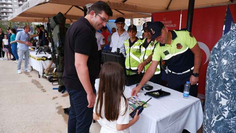 Jandarmanın standına büyük ilgi 