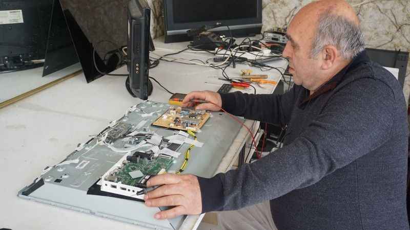 Yarım asırdır televizyon tamir ediyor Yarım asırdır televizyon tamir ediyor