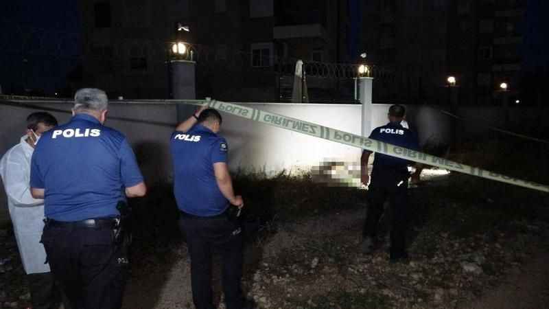 Antalya'da boş arazide kadın cesedi bulundu