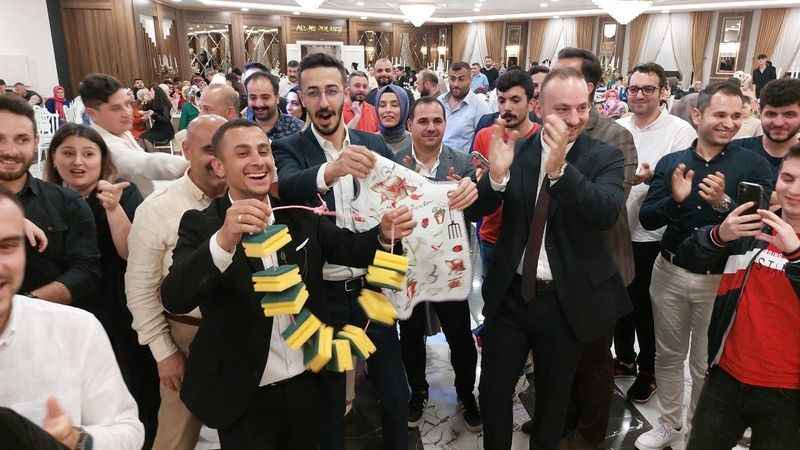 Gelinliğiyle hasta ziyaretine gitti