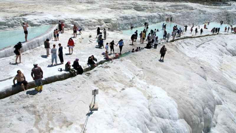Pamukkale’ye ilk 5 ayda 561 bin turist geldi Pamukkale’ye ilk 5 ayda 561 bin turist geldi