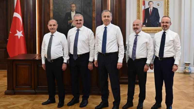 İçişleri Bakanı Yerlikaya, yeni yardımcılarını tebrik etti İçişleri Bakanı Yerlikaya, yeni yardımcılarını tebrik etti