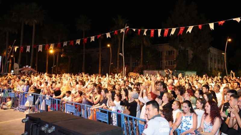 Marmaris’te ‘Yeni Türkü’ rüzgarı esti Marmaris’te ‘Yeni Türkü’ rüzgarı esti