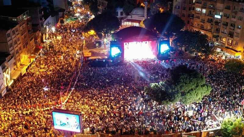 Sefo'dan Bergama'da muhteşem konser Sefo'dan Bergama'da muhteşem konser