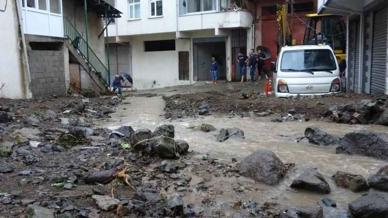 Giresun'da sel! Ev ve iş yerleri sular altında kaldı