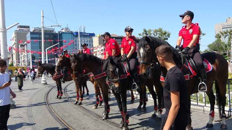 Taksim'de Atlı Polislere Yoğun İlgi