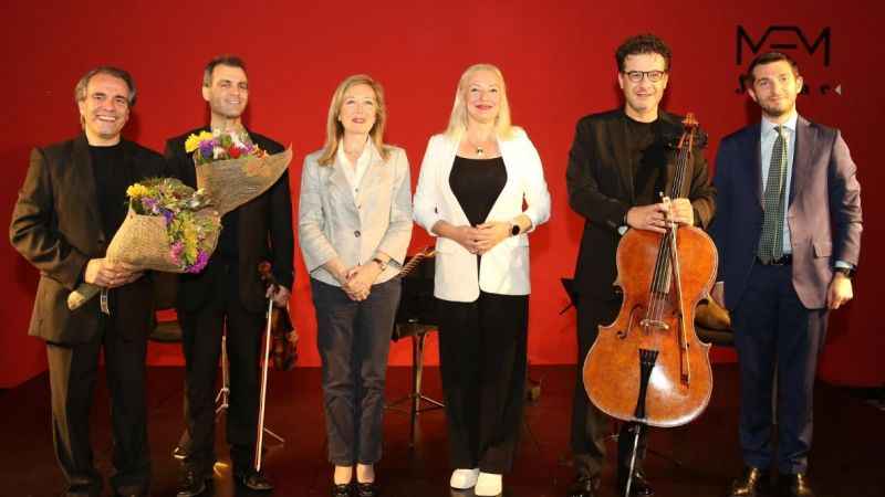 Keman ve çellonun gitarla buluştu Keman ve çellonun gitarla buluştu