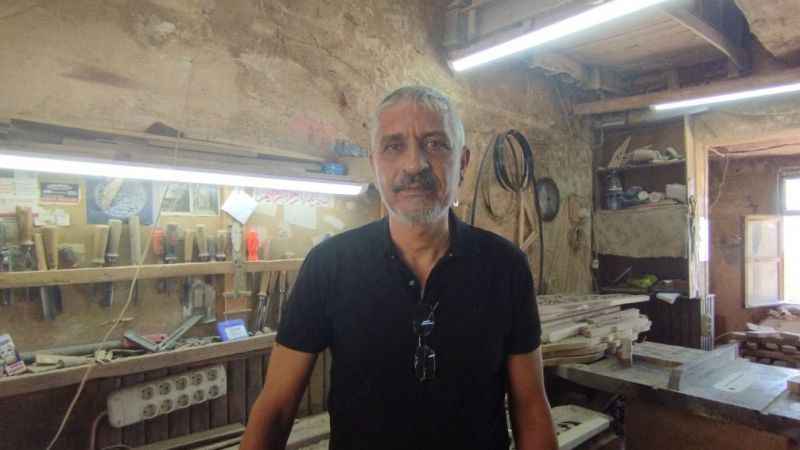 Tahtadan sanat eserleri yapıyor Tahtadan sanat eserleri yapıyor