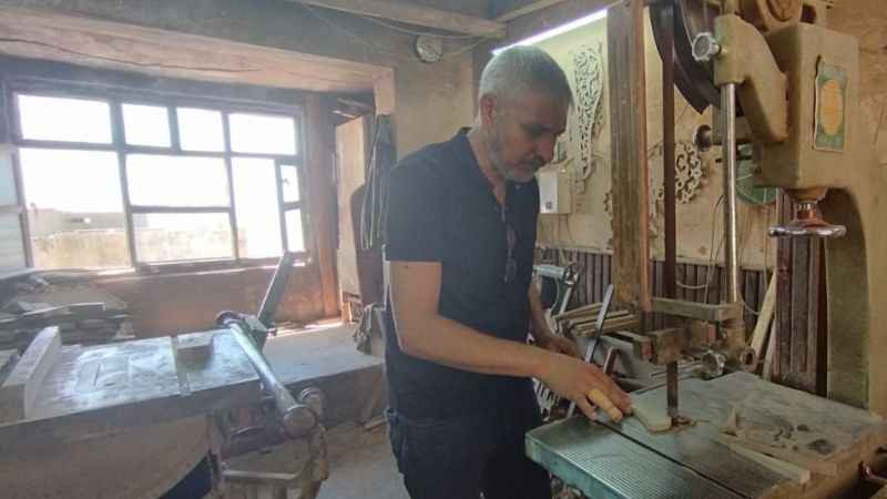 Tahtadan sanat eserleri yapıyor Tahtadan sanat eserleri yapıyor