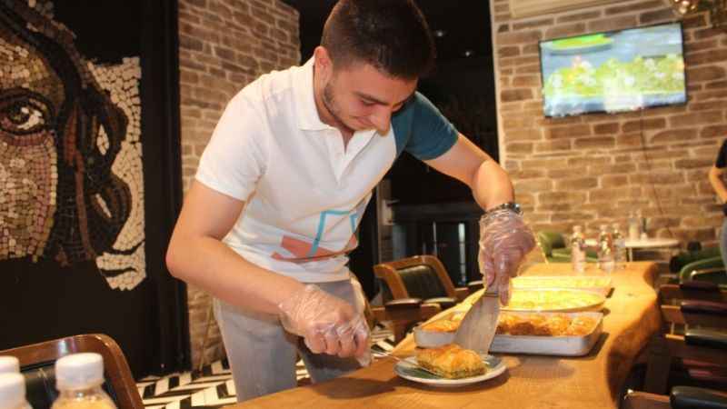 Sahte baklava boğazda yanma yapar Sahte baklava boğazda yanma yapar