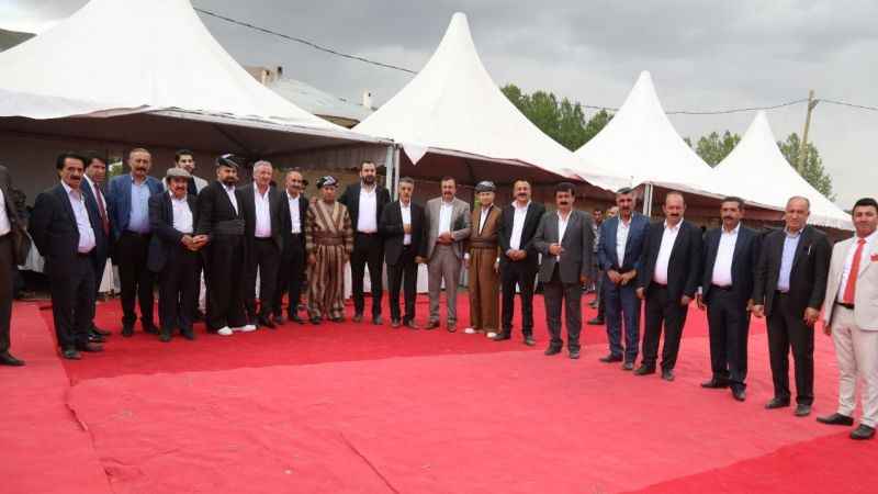 Aşiret düğünündeki takılar dudak uçuklattı Aşiret düğünündeki takılar dudak uçuklattı