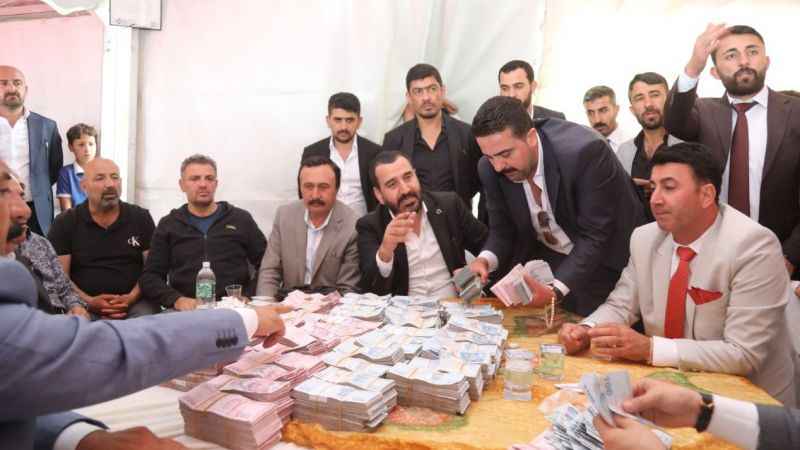 Aşiret düğünündeki takılar dudak uçuklattı Aşiret düğünündeki takılar dudak uçuklattı