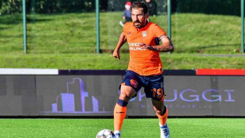 Başakşehir, Şener Özbayraklı'nın sözleşmesini uzattı