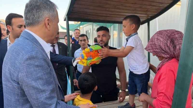 İçişleri Bakanı Ali Yerlikaya depremzedelerle bayramlaştı