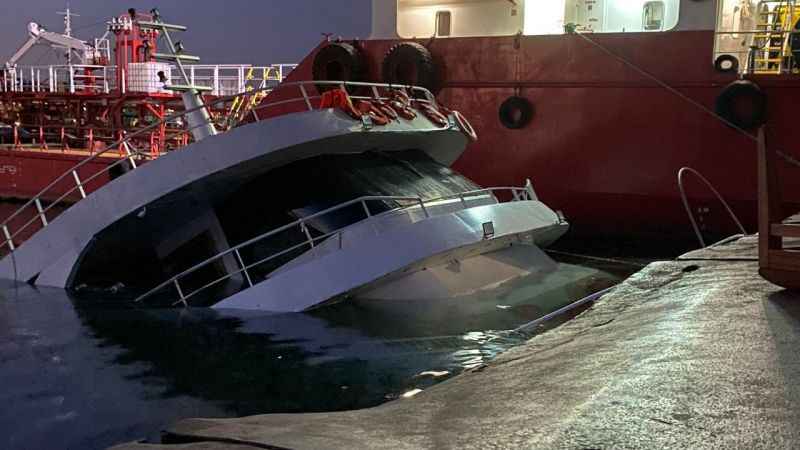 Yenikapı sahilde tur teknesi battı Yenikapı sahilde tur teknesi battı