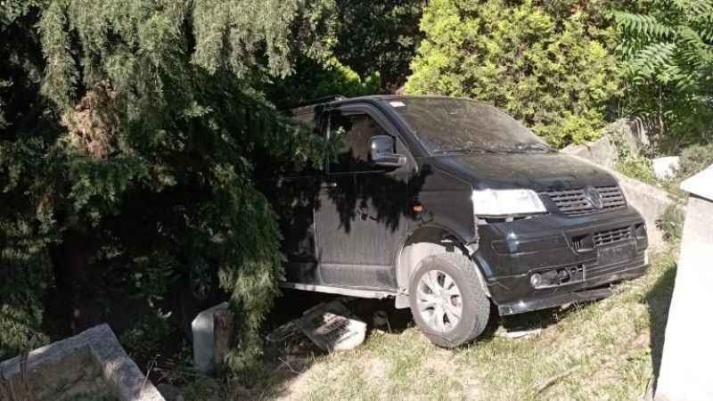 Park halinde freni boşalan araç mezarların üzerine uçtu Park halinde freni boşalan araç mezarların üzerine uçtu